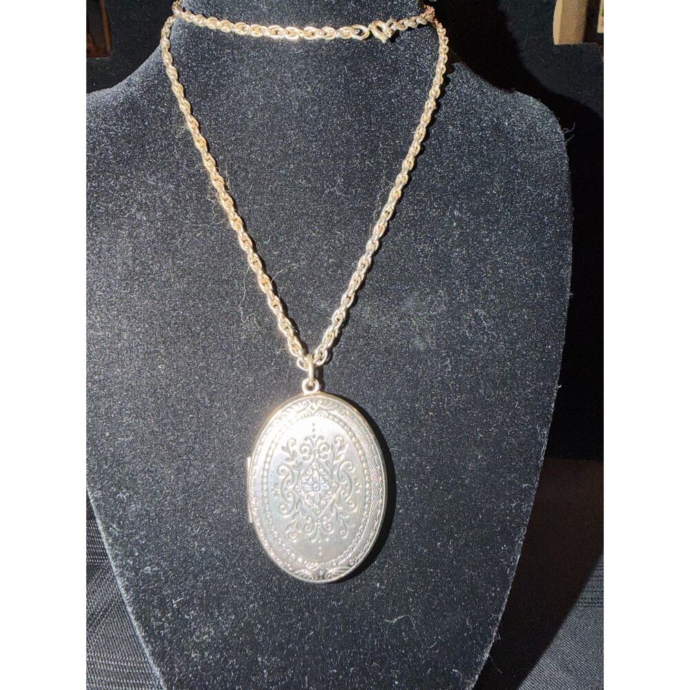 Vintage silver tone oval locket floral and dual sided filigree design 20” chain
